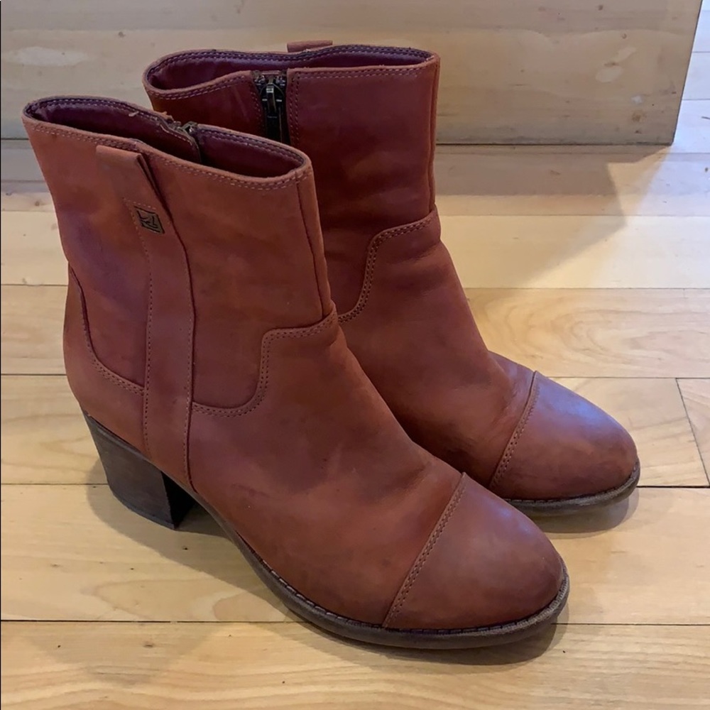 Sperry Helena Boots with Heel Size 7